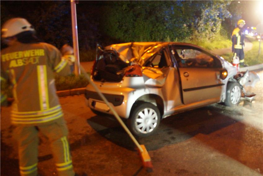 Auto überschlägt sich im Kreisverkehr beim Ebinger Aldi: Autofahrer wird schwer verletzt