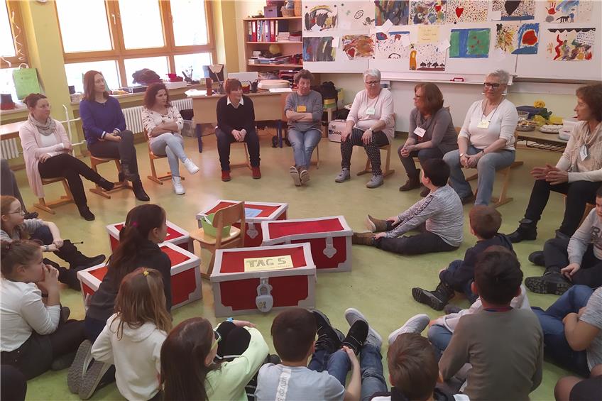 Der kindliche Umgang mit dem Tod: „Hospiz macht Schule“ zu Besuch in Schörzingens Grundschule