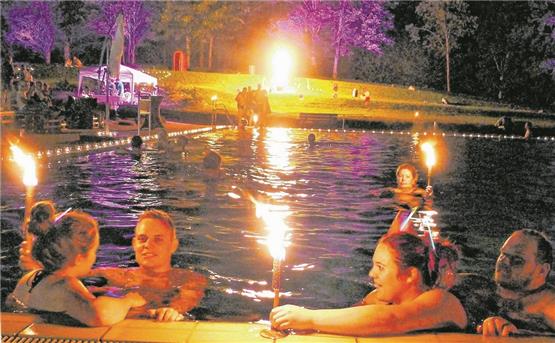 Über 300 Badegäste kommen zum Candlelight-Schwimmen