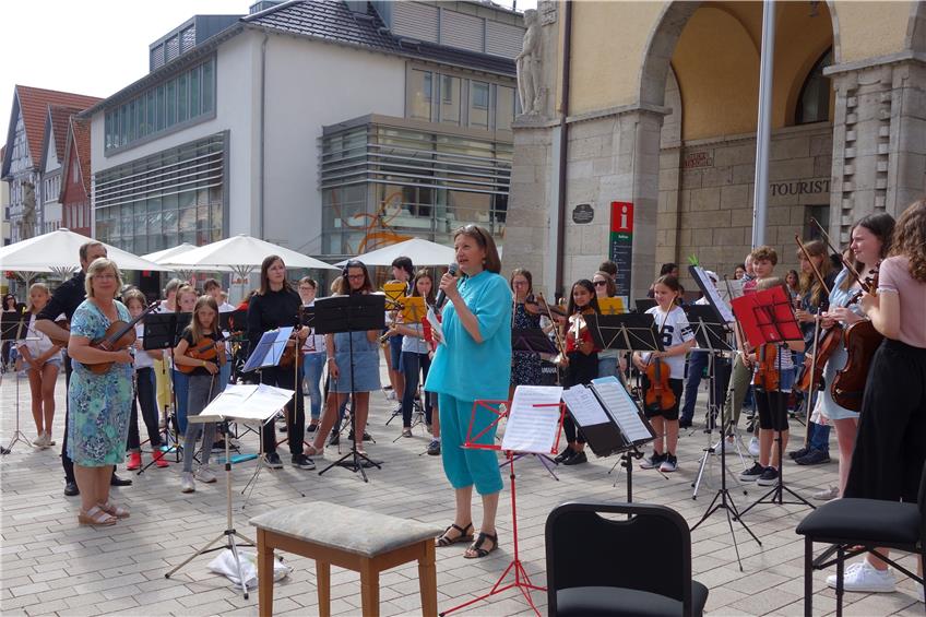 150 junge Talente der Musik- und Kunstschule für eine klingende Ebinger Fußgängerzone