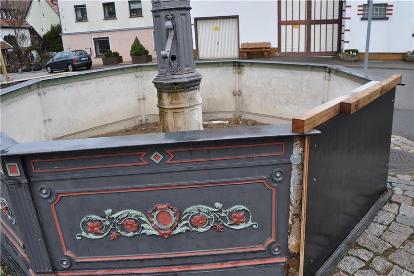 Ostern kann kommen: Defekte gusseiserne Platte des Binsdorfer Stadtbrunnens ist geschweißt