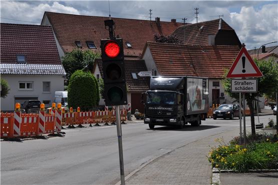 Geislingen saniert Wasserleitung in der Brückenstraße: Verkehr fließt über die Baustelle