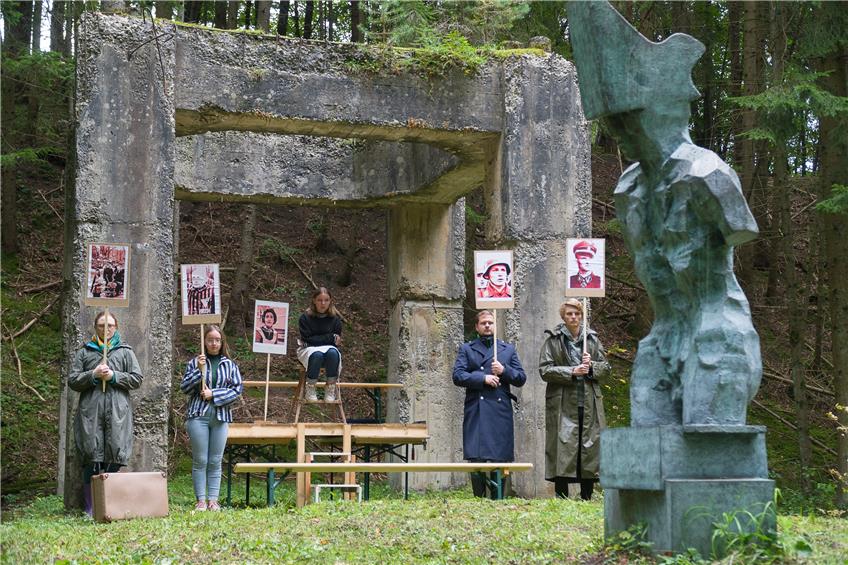 An historischem Ort: Junge Leute verknüpfen Klimaschutz mit NS-Geschichte im Eckerwald