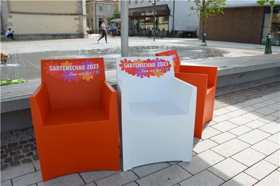 Neue Stühle in der Balinger Innenstadt sollen Lust auf die Gartenschau machen