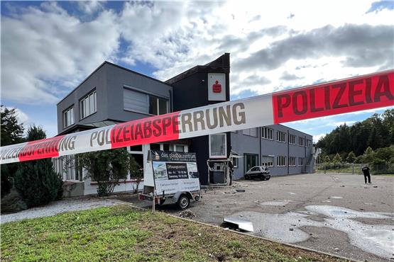 Trümmerfeld in der Salinenstraße: Bankautomat in Haigerloch-Stetten gesprengt