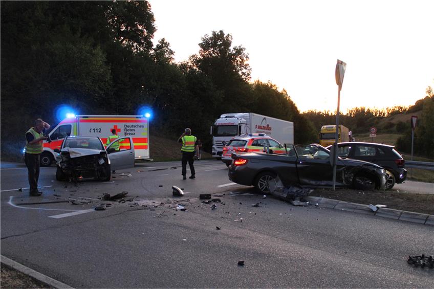 Drei Autos stoßen zusammen: Drei Verletzte bei Unfall auf B463 bei Steinhofener B27-Abfahrt