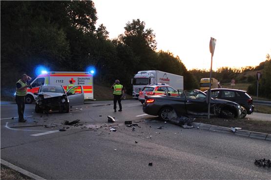 Drei Autos stoßen zusammen: Drei Verletzte bei Unfall auf B463 bei Steinhofener B27-Abfahrt