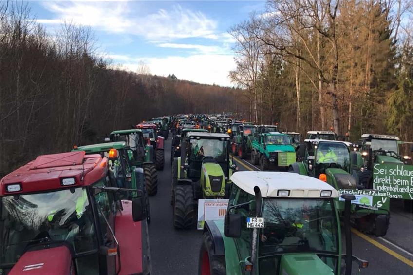 In einer Reihe mit 2500 Traktoren: Landwirte vom Kleinen Heuberg demonstrieren in Stuttgart
