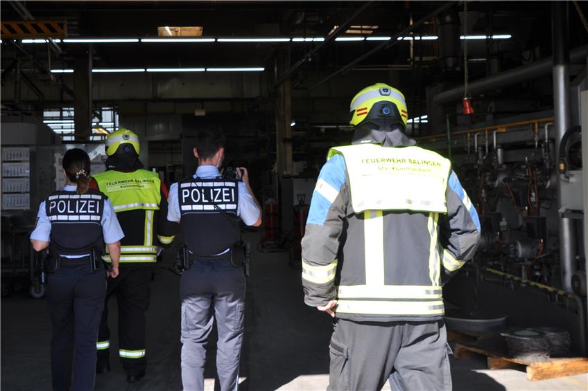 Härteofen in Engstlatter Betrieb brennt: Balinger Feuerwehr mit Großaufgebot im Einsatz