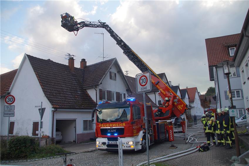 Kellerbrand greift auf Wohnhaus über: Feuerwehr in Ortsmitte von Hausen am Tann im Einsatz