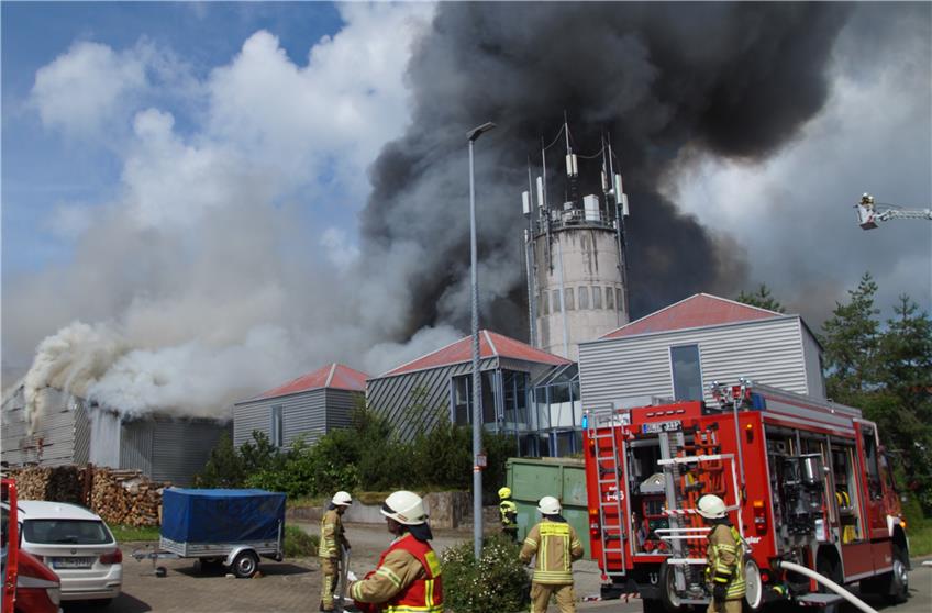 Explosionen erschüttern Obernheim: Lagerhalle in der Ortsmitte brennt lichterloh