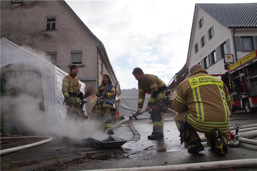 Feuerwehr löscht Brand in Nusplinger Besenwirtschaft