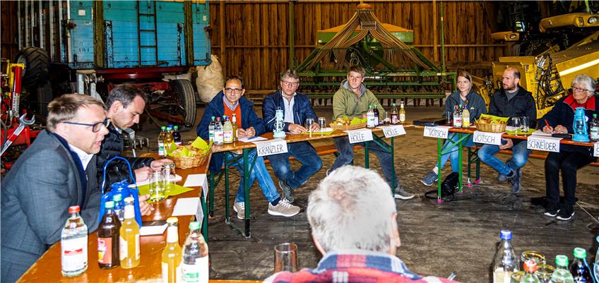 Austausch in der Geislinger Waldhof-Scheune: Stuttgarter Politiker hören der Bürgerinitiative zu