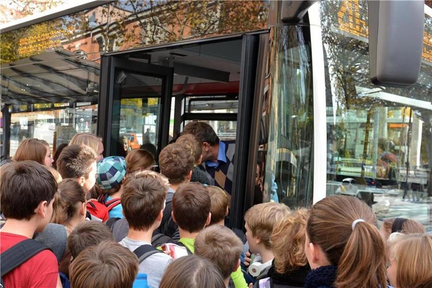 Corona und Schule: Eltern protestieren gegen überfüllte Busse in Hechingen