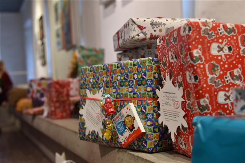 Spender erfüllen 179 Kinderwünsche zu Weihnachten – Wunschbaum-Aktion im Balinger Rathaus