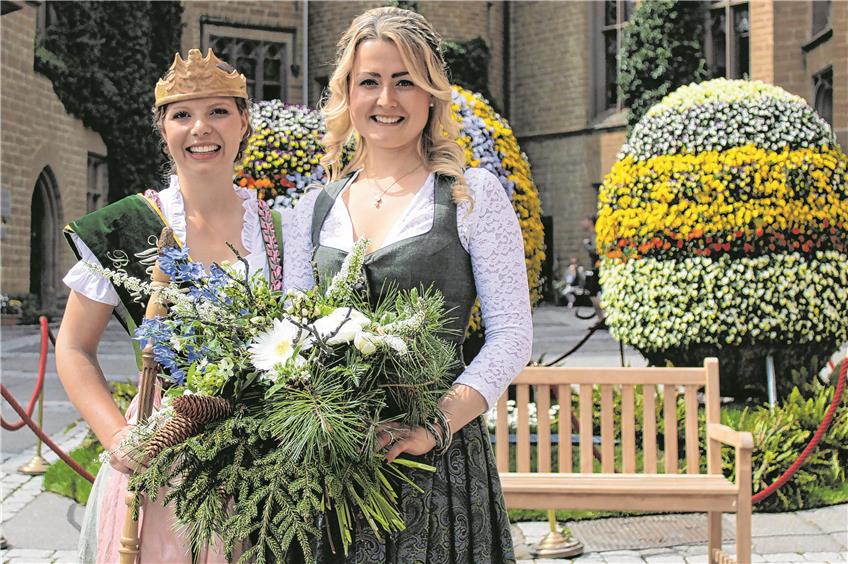 Baden-Württembergs neue Waldkönigin Johanna Eich wurde auf der Burg Hohenzollern gekrönt