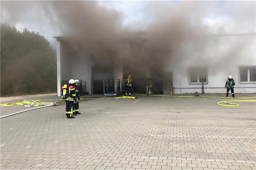 Postverteilzentrum in Gauselfingen brennt nahezu komplett aus – Feuerwehr begrenzt Schaden