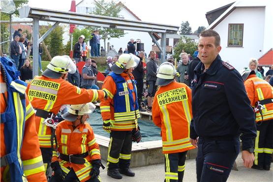 Sirene, Blaulicht, Menschen retten: Feuerwehr in Obernheim simuliert Notfall in Kindergarten