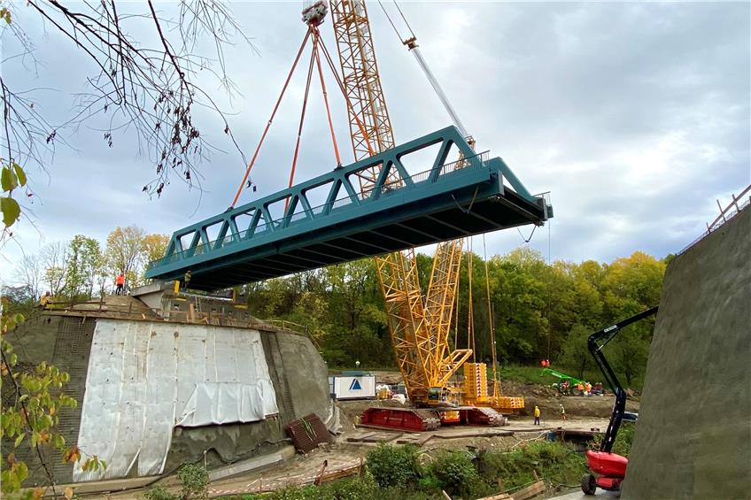 Spezialkran im Einsatz: Deutsche Bahn hebt Eisenbahnbrücke über die Eyach bei Balingen ein