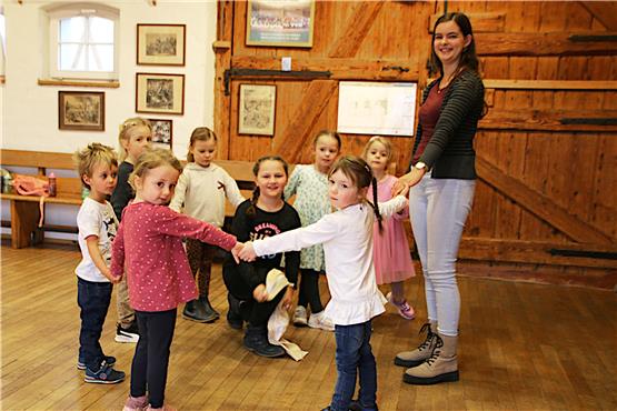 „Zottelbären“ suchen Verstärkung: Kinder singen und tanzen im Dürrwanger Haus der Volkskunst