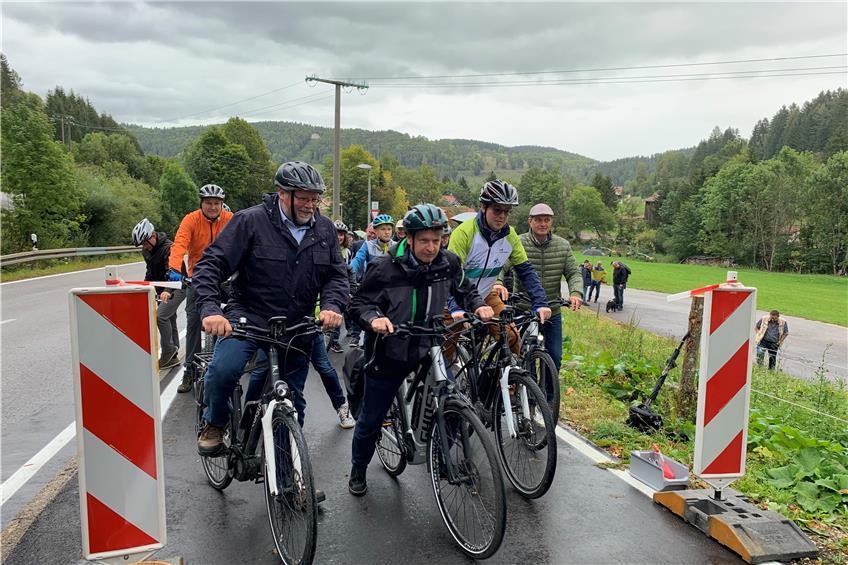 Rund 60 Sportler weihen neuen Radweg zwischen Oberdigisheim und Obernheim offiziell ein