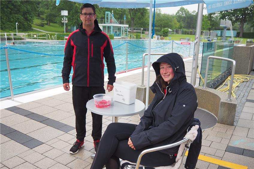 Nasser Start im Balinger Freibad: Rund 150 Schwimmer lassen sich vom Wetter nicht beirren