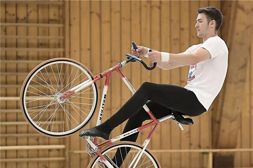 Titelkämpfe in Moers: Kunstradfahrer Max Maute strebt bei der DM ins Finale