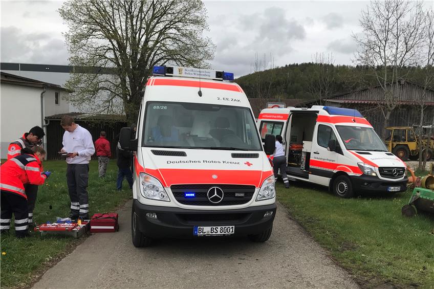 Stichflamme aus Ofen verletzt drei Männer in einer Werkstatt in Melchingen schwer