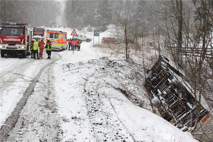 Nach Unfall mit Lastwagen: Kreisstraße nach Hermannsdorf war komplett gesperrt