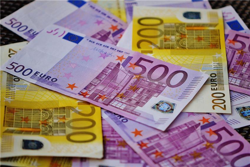 Ehrliche Finderin gibt mehrere tausend Euro ab: Geld nach Bankbesuch in Bisingen verloren