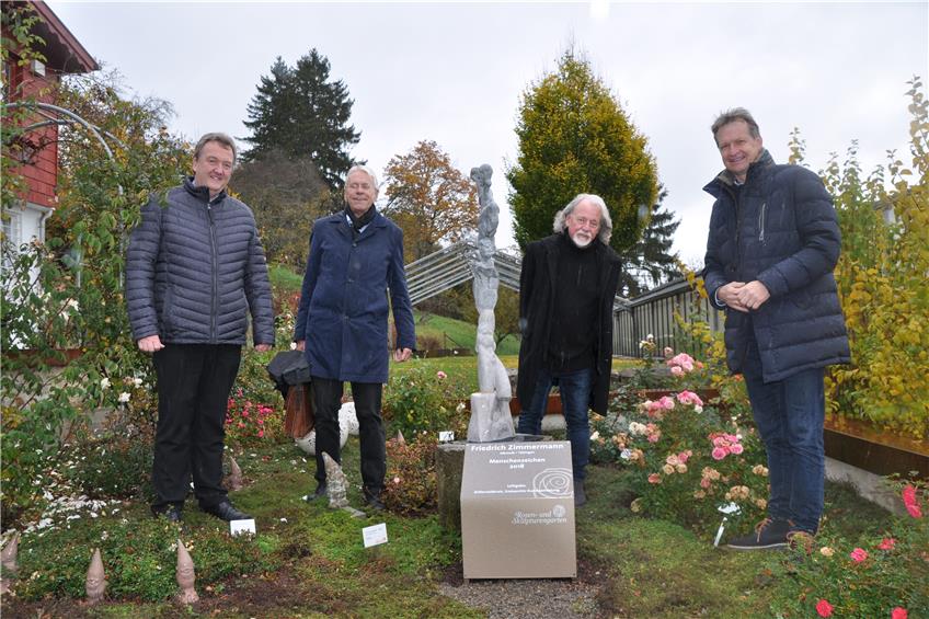 In bester Gesellschaft: Landkreis schenkt Rosenfeld vier Skulpturen für den Rosengarten