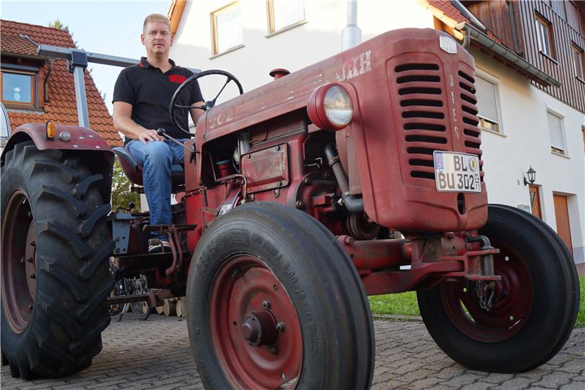 Motorisierte Rarität in Ratshausen: eine rote dänische Traktorlegende mit Schiffsmotor