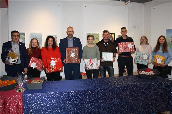 Spender erfüllen 179 Kinderwünsche zu Weihnachten – Wunschbaum-Aktion im Balinger Rathaus