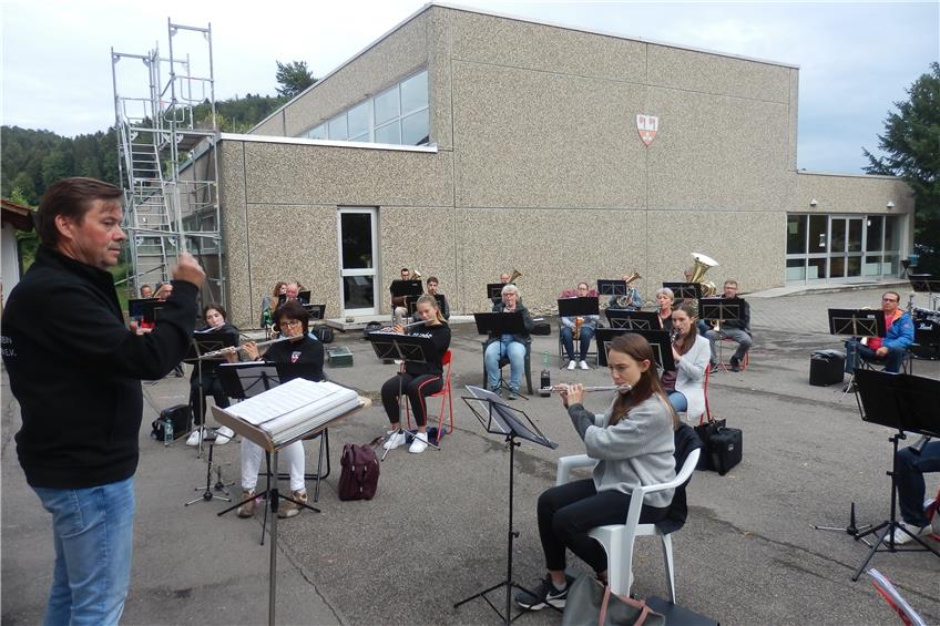 Im Freien und mit Abstand: Heiligenzimmerns Musikverein hat wieder mit den Proben begonnen