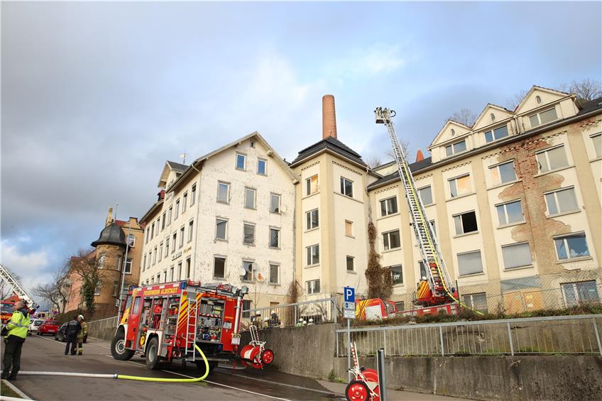 Großalarm für Albstädter Feuerwehr: Aus altem Fabrikgebäude in Ebingen dringt Rauch