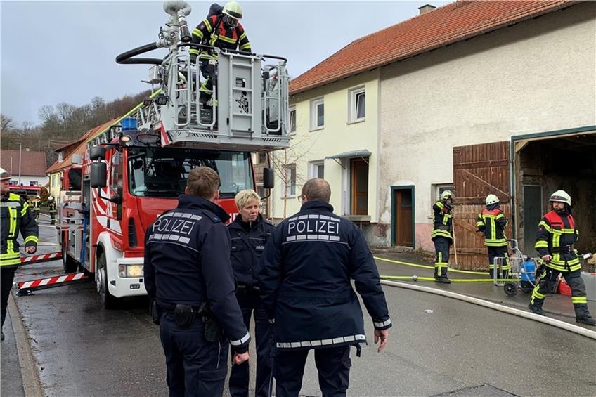 Großeinsatz für die Feuerwehren: Aus Scheune in Salmendingen qualmt es gewaltig