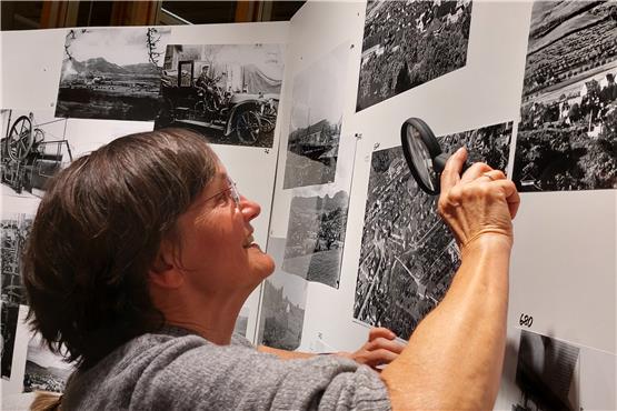 Bei der Vernissage in der Balinger Zehntscheuer werden schon die ersten Fotorätsel gelöst