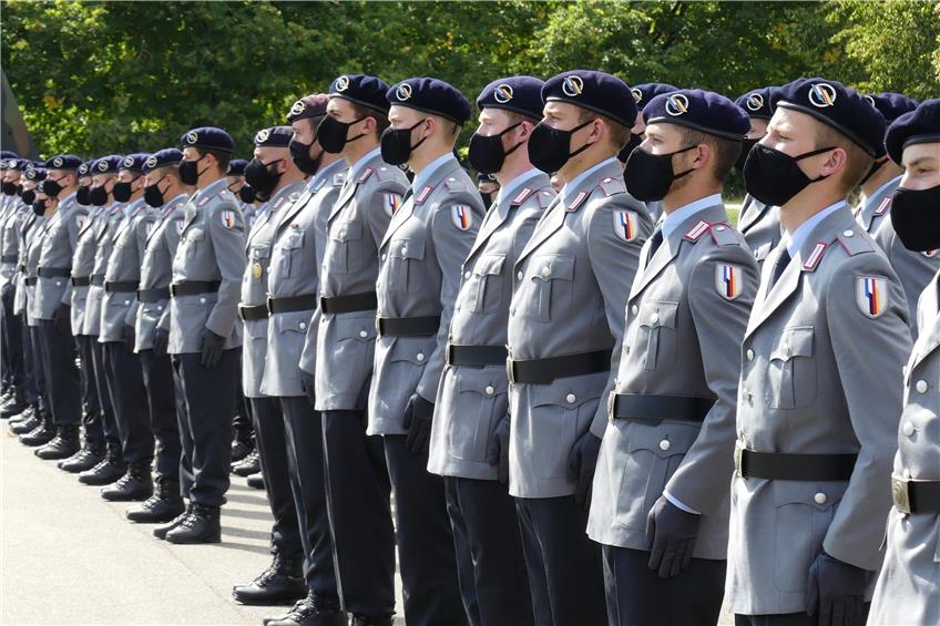 Maskierte Soldaten leisten in Stetten ihren Eid auf die Verfassung des Bundesrepublik