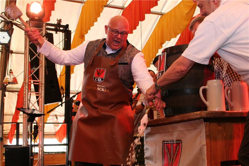 OB Reitemann braucht beim Fassanstich nur zwei Schläge: das Balinger Volksfest ist eröffnet