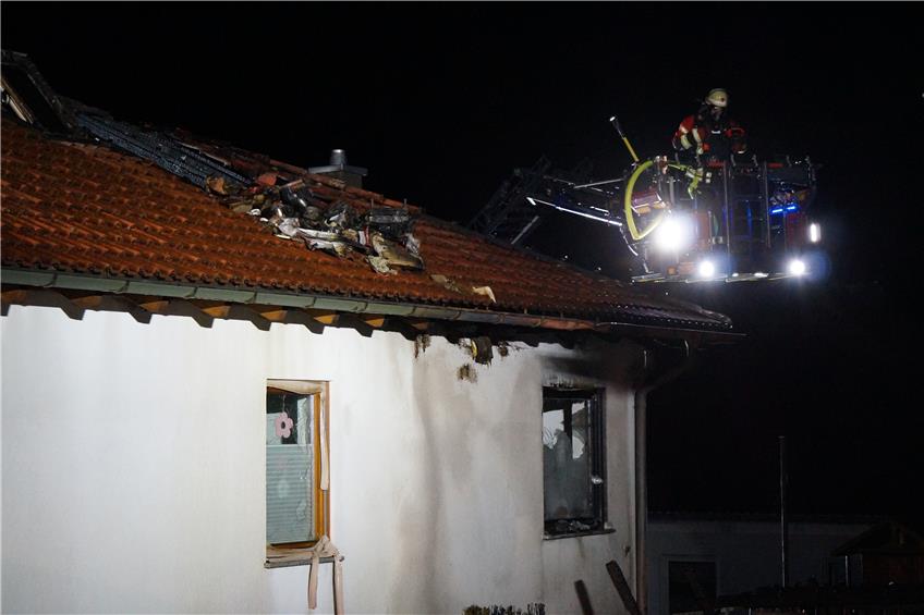 Schuppenbrand in Zillhausen: Feuer greift auf das Dach des daneben liegenden Hauses über