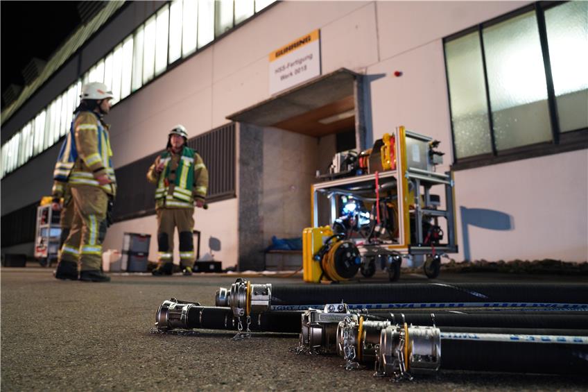 5000 Liter Öl laufen aus kaputter Leitung: Feuerwehr bei Gühring in Onstmettingen im Einsatz