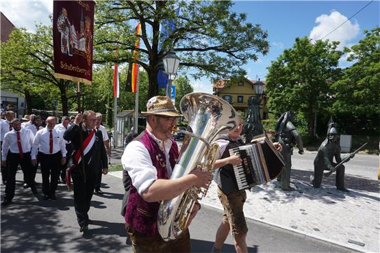 Volksfest-Stimmung im Städtle: Narrenzunft Schömberg feiert Einweihung der sanierten Skulpturen