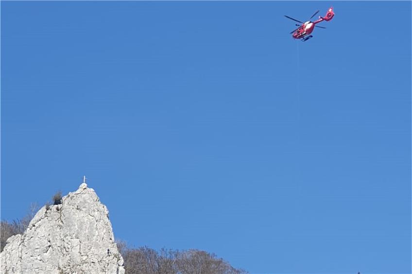 38-jähriger Kletterer stürzt im Donautal ab: Rettungshubschrauber mit Seilwinde im Einsatz 