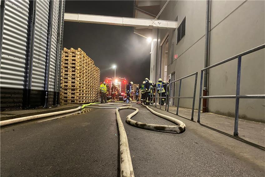 Funkenflug wohl Ursache: Absauganlage in Dotternhausener Firma fängt Feuer