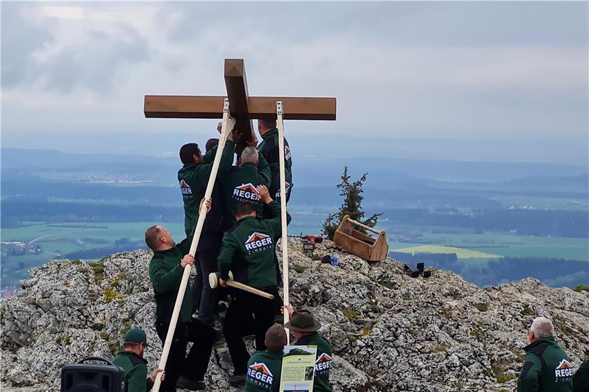 Die Lochen hat ihr Gipfelkreuz wieder: 15 Zimmermänner tragen das Wahrzeichen zu Fuß auf den Berg