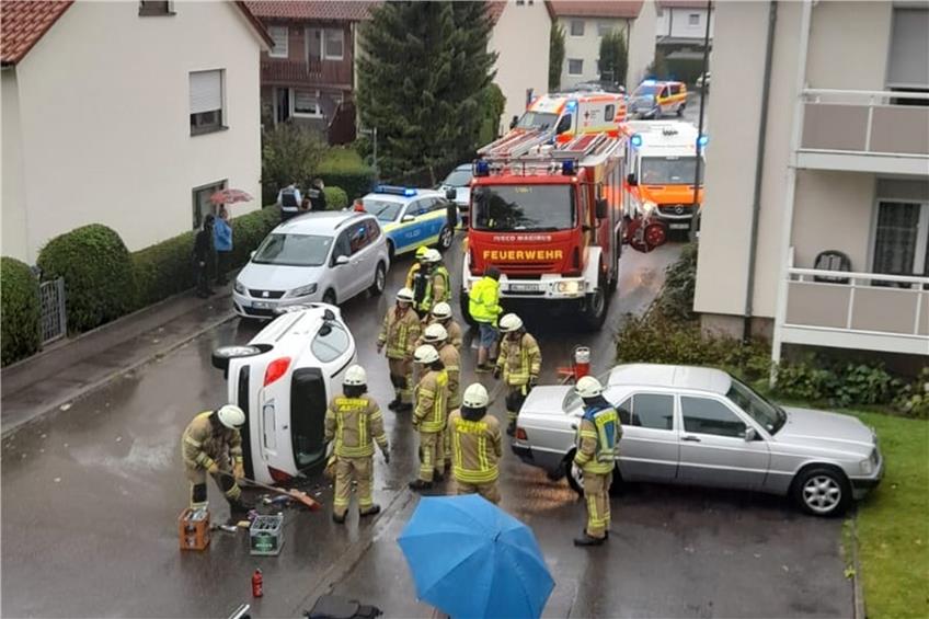 Auto landet nach Unfall in Ebinger Wohngebiet auf der Seite: Fahrerin leicht verletzt