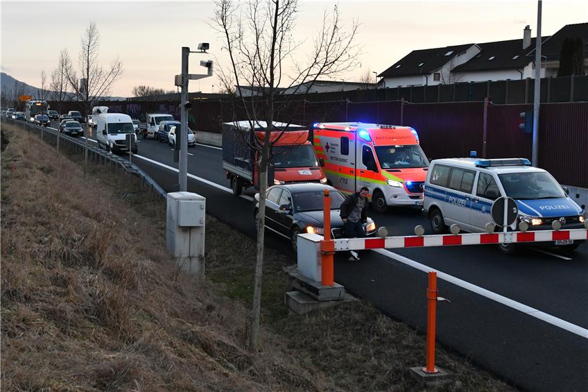 Unfall im Dußlinger Tunnel: Lange Staus im Feierabendverkehr 