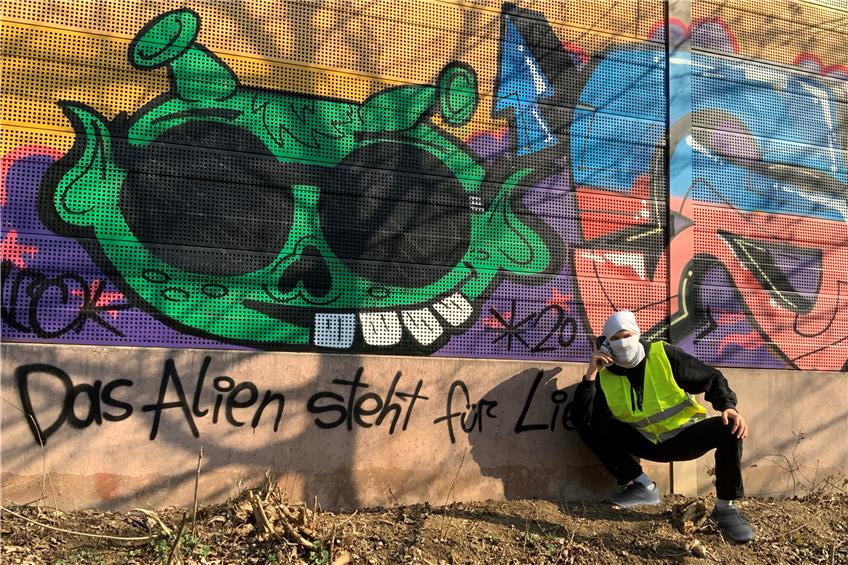 „Das Alien steht für Liebe“: Künstler spricht über vermeintliches Nazi-Graffito an der B27