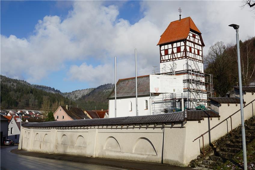 Nach der Sanierung des Turms der Nusplinger Friedhofskirche ist die Mauer an der Reihe
