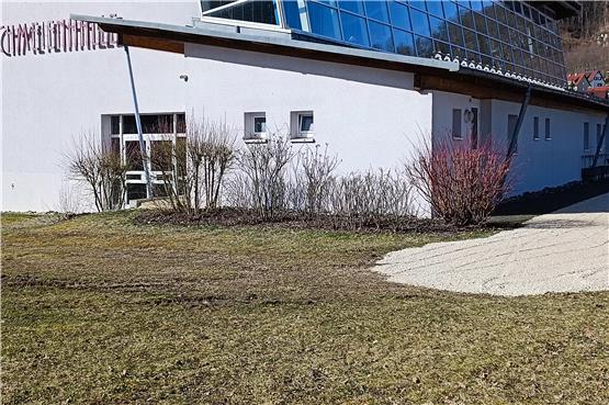 Ramponierter Rasenweg zur Straßberger Schmeienhalle wird geschottert